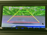 バックカメラ映像が鮮明に表示され、後退時の安全確認をサポートします。駐車が苦手な方にも安心です。