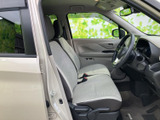 広々とした空間で、ゆったりとくつろげるシートが魅力。長距離ドライブも快適にお過ごしいただけます。