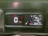 必要な情報が一目で確認できる、視認性の高いメーターです。運転中の確認がしやすく、安全運転をサポートします。操作性も優れています。