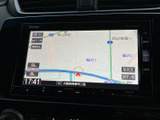 鮮明な地図表示で、スムーズなナビゲーションを実現。周辺の施設情報も確認でき、お出かけの計画が立てやすくなっています。最新の交通情報も表示されます。
