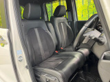 運転席まわりには十分なスペースがあり、大柄な方でもゆったり運転していただける環境です。