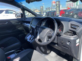 【運転席】座り心地が良いシートなので長時間の運転でも快適にお過ごしいただけます。新品のフロアマットのご注文も可能です。掲載箇所以外にご希望の写真がございましたらお気軽にお問い合わせ下さい。
