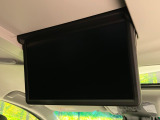 【13.3型フリップダウンモニター】大画面モニターで後席でもエンタメをお楽しみいただけます。小さなお子様にも大人気の装備です♪