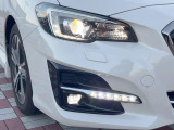 【LEDヘッドライト】悪天候や夜間走行時も良好な視界を確保し安心して運転できる高輝度LEDヘッドライトを装備!点灯速度が早く、消費電力も抑えられています。