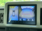 車両後方の状況をハッキリと確認でき、安全な後退をサポート。駐車場での運転も安心です。