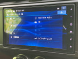 多彩なメディアに対応し、お好みの音楽を堪能できます。Bluetooth接続やUSB入力など、便利な機能を搭載し、ドライブを盛り上げます。