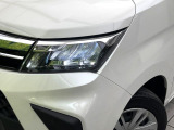 【LEDヘッドライト】悪天候や夜間走行時も良好な視界を確保し安心して運転できる高輝度LEDヘッドライトを装備!点灯速度が早く、消費電力も抑えられています。