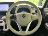 握りやすいステアリングで快適なドライビング。操作も容易で、長距離運転でも疲れにくい設計です。