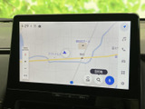 目的地設定やルート検索がスムーズに行える、高画質で使いやすいナビゲーションシステムを搭載。運転中の情報収集に貢献します。