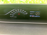 視認性の高いメーターで、車の状態をひと目で確認できます。走行距離や速度、燃料残量などがわかりやすく表示されます。