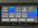 多様なオーディオソースに対応。ラジオ、CD、USBなど、さまざまなメディアからお好みの音楽を、高音質で楽しめます。