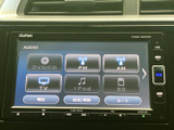 多彩な機能を備えたオーディオ画面で、ラジオからDVD/CD、スマートフォン連携まで、様々なコンテンツをお楽しみいただけます。停車時にリアシートの乗員も楽しめるTV機能も搭載。