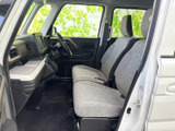 運転席周りの広々とした空間で、運転しやすい設計となっています。視認性も高く、安全運転をサポートします。快適なドライビングポジションを実現しています。