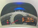 運転に必要な情報を一目で確認できます。シンプルで分かりやすい表示で、安全運転をサポートします。