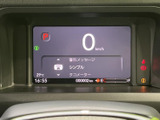 必要な情報を一目で確認できるクリアな表示。視認性の高いデザインで、安全運転をサポートします。