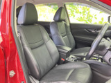 上質なシートが、包み込まれるような快適な座り心地を実現。長距離ドライブでも疲れにくく、快適なカーライフをサポートします。