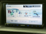 多彩な機能が搭載されたナビゲーションシステム。目的地設定や音楽再生など、快適なドライブをサポートします。