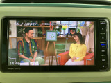 停車時にTV視聴が可能で、ちょっとした休憩時間にニュースやエンターテイメントを楽しめます。移動中の視聴は安全のためお控えください。
