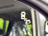 【ブラインドスポットインフォメーション】走行中、ドアミラーの死角になりやすい箇所に後続車が接近するとサイドミラー付近に警告を表示、ドライバーに注意喚起をしてくれます。