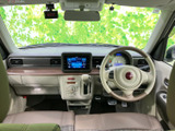 運転席からの視界も良好で、安全な運転をサポートします。コンパクトなボディながらも、広い室内空間を実現しています。