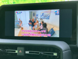 停車時に、テレビ番組を楽しめます。移動時間も充実した時間を提供し、長距離運転の疲れを癒してくれます。