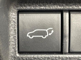 【パワーバックドア】スマートキーや運転席のボタンを押すだけでリアゲートが自動で開閉します!荷物を持っている時や、高い位置にあるバックドアを閉める際に便利な機能です♪