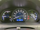 運転に必要な情報をひと目で確認できる、見やすいデザインです。タコメーターや燃料計など、走行状況を把握できます。