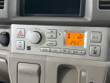 【オートエアコン】一度お好みの温度に設定すれば、車内の温度を検知し風量や温度を自動で調整。暑い&hellip;寒い&hellip;と何度もスイッチ操作をする必要はありません。快適な車内空間には必須の機能ですね♪
