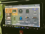多様なメディアに対応し、お好みの音楽や映像でドライブを彩ります。ラジオ、CD、USBなど、豊富なソースからコンテンツを選択可能です。