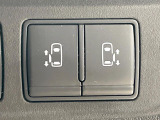 【両側パワースライドドア】スマートキーや運転席のスイッチで後席両側スライドドアの開閉が可能♪電動だから力を入れてドアを開ける必要が無く、小さなお子様でも簡単に開け閉めでき快適です♪