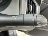 直感的な操作で、安全な車線変更をサポートします。スムーズな操作感で、運転中の負担を軽減します。視認性の高い表示も特徴です。
