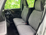 運転席へのアクセスをスムーズにする、使いやすいドア設計。操作性も高く、快適なドライビングをサポートします。