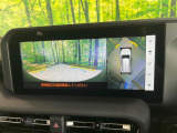 【パノラミックビューモニター】専用のカメラにより、上から見下ろしたような視点で360度クルマの周囲を確認することができます☆死角部分も確認しやすく、狭い場所での切り返しや駐車もスムーズに行えます。