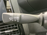 雨天時でも安心して運転できるよう、操作しやすいワイパーレバーを備えています。各種モードを選択可能で、状況に合わせて調整できます。