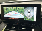 【パノラミックビューモニター】専用のカメラにより、上から見下ろしたような視点で360度クルマの周囲を確認することができます☆死角部分も確認しやすく、狭い場所での切り返しや駐車もスムーズに行えます。