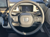 しっかりとした握り心地で、快適な運転操作をサポート。細部にまで配慮されたデザインが、洗練された空間を演出します。