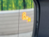 【ブラインドスポットモニター】走行中、ドアミラーの死角になりやすい箇所に後続車が接近するとサイドミラーのレンズに警告を表示!ドライバーに注意喚起をしてくれます。