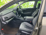 運転席からの視界も良好で、安全なドライビングをサポートします。使いやすい内装デザインも魅力の一つです。