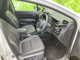 運転席ドアを開けると、広々とした空間が広がります。シートに座り込むと、包み込まれるような感覚で快適です。操作系の配置も工夫されています。