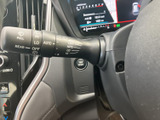 運転状況に合わせてワイパーを調整できるレバー。雨天時でもクリアな視界を確保し、安全な運転をサポートします。