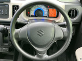 握りやすく操作しやすいステアリングホイールです。長距離運転でも疲れにくく、快適なドライビングをサポートします。