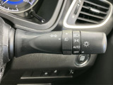 直感的な操作でウインカーを作動させることができ、安全な車線変更をサポートします。視認性の高いデザインもポイントです。