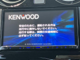 スマートフォン連携機能も搭載し、お気に入りの音楽やナビアプリを大画面で楽しめます。快適なドライブをサポートします。