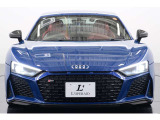 外装にはカーボンパーツが採用されておりまして、R8 V10 パフォーマンスの持つレーシーな雰囲気をさらに引き立てています。