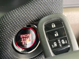 【Hondaスマートキー】カバンやポケットに入れたままでもドアの施錠・解錠が可能なスマートキーを装備。エンジンのオン・オフ時もカギを取り出す必要が無いからとっても便利です♪