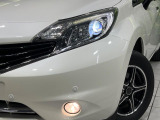 【LEDヘッドライト】悪天候や夜間走行時も良好な視界を確保し安心して運転できる高輝度LEDヘッドライトを装備!点灯速度が早く、消費電力も抑えられています。