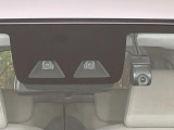 【スマートアシスト】走行中に前方の車両等を認識し、衝突しそうな時は警報とブレーキで衝突回避と被害軽減をアシスト。より安全にドライブをお楽しみいただけます。