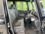 運転席まわりには十分なスペースがあり、大柄な方でもゆったり運転していただける環境です。