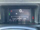 スタイリッシュなデザインと分かりやすい表示で、車両の状態を常に把握できます。視認性の高いメーターパネルです。