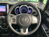 インテリアに合わせたデザインのステアリングは、運転される方のことも考え、運転しやすい形状、大きさです。是非一度、実際に触ってお確かめください。